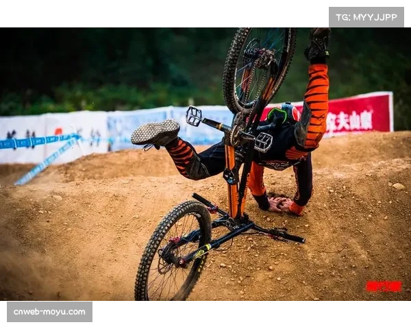 黄佳鑫:精英组速降冠军的赛道哲学与装备选择 黄佳鑫:精英组速降冠军的赛道哲学与装备选择